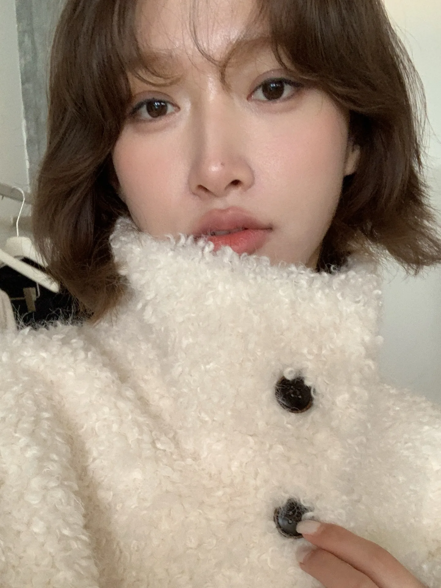 เสื้อโค้ทขนเฟอร์สไตล์เกาหลีสำหรับผู้หญิง น่ารัก สดใส ดูอ่อนเยาว์ ติดกระดุมเม็ดเดียว อุ่นสบาย นุ่มนวล ให้ลุคหวานละมุน