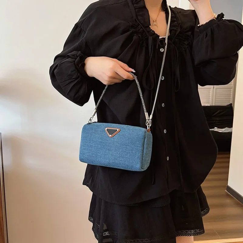 

Просторная женская большая сумка с открытым верхом. Легко доступ к предметам. Подходит для покупок продуктов. Ежедневное использование.