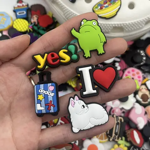 मिनिसो 30-200 पीस रैंडम मिक्स्ड शू चार्म्स, क्रॉक्स, रिस्टबैंड, स्लिपर के लिए पीवीसी शू एक्सेसरी, हॉलिडे पार्टी के लिए DIY एक्सेसरी गिफ्ट 6 best sales क्रॉक्स गिबिट्स - №3