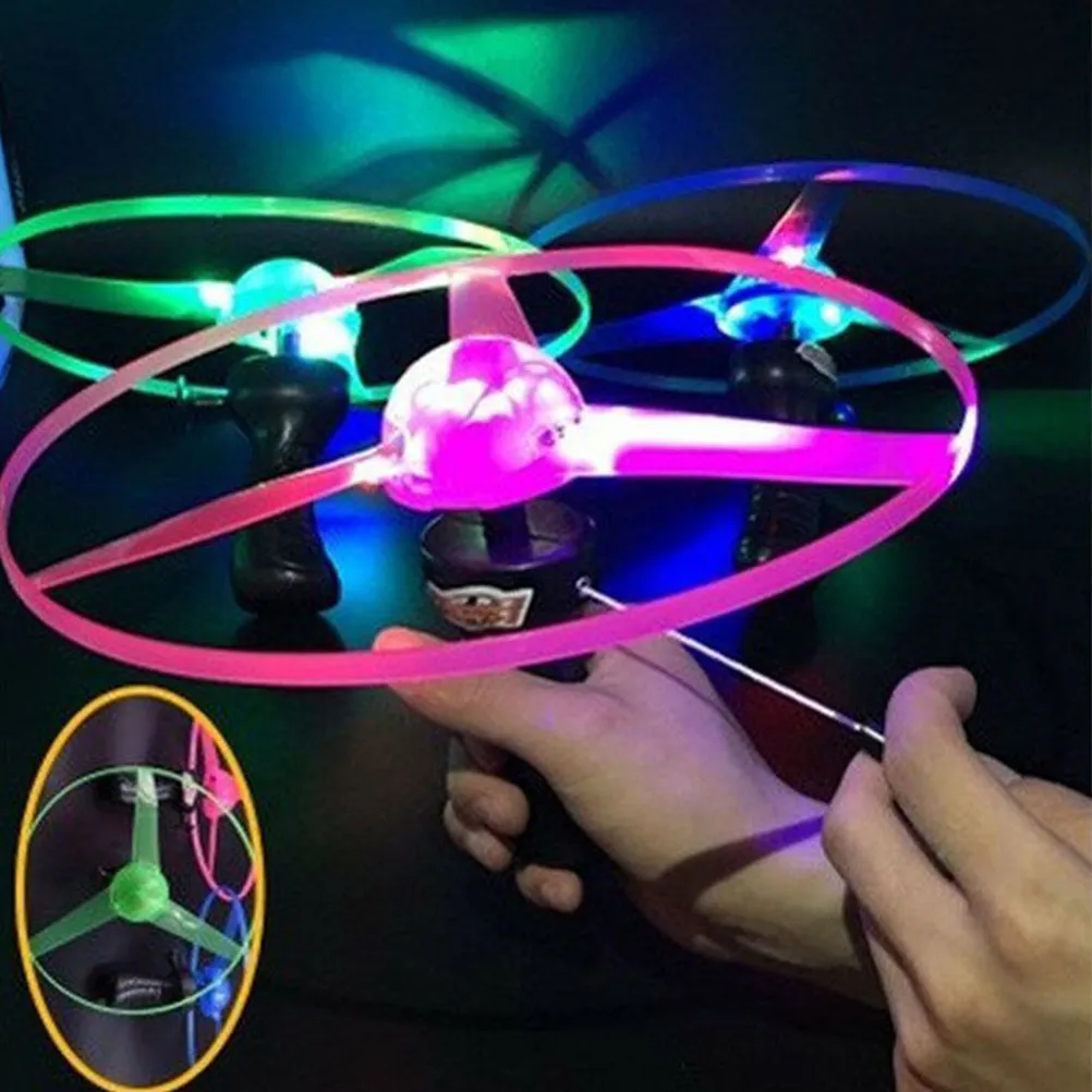 

Набор из 4 летающих тарелок для детей: диски для метания, пусковые устройства, летающие тарелки с вытяжным шнуром для детей (случайный цвет)