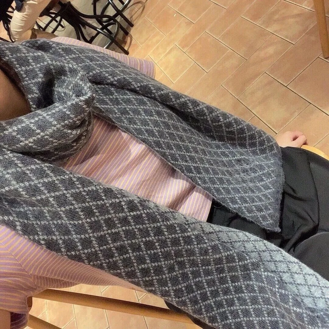 Szalik męski z wełny, haftowany, klasyczny styl, popularny model projektanta H z 2025 roku, dziergany, bez pudełka.