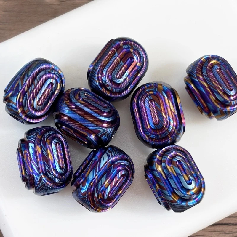 XGEDC チタン製マエストロフィンガーチップカードプッシャーペンダント（模様とエンドキャップ付き）- ストレス解消玩具