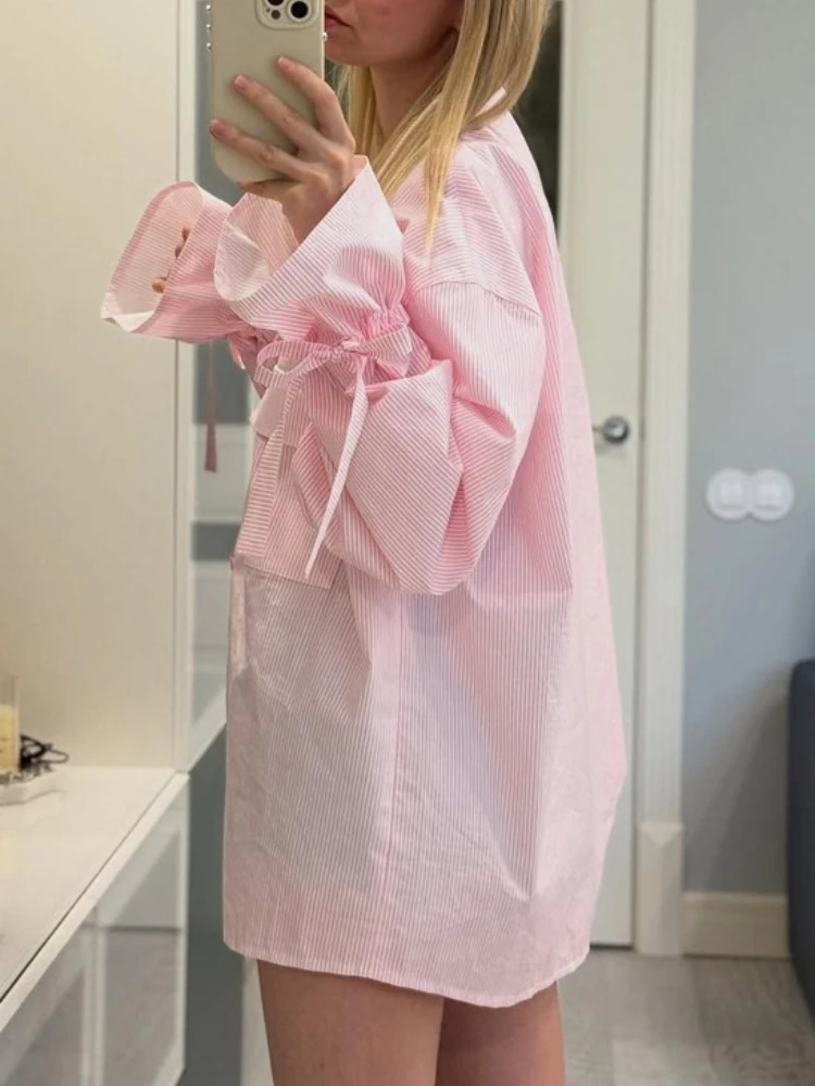 เสื้อเชิ้ตผู้หญิงลายทางสไตล์ลำลอง แขนบาน แต่งผ้าลูกไม้ผูกเชือก ตัดต่อสีตัดกัน เหมาะสำหรับใส่ทำงาน