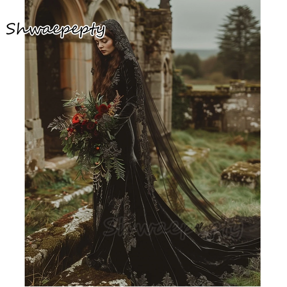 Black Velvet Gothic Wedding Dress Lace Appliques Long Sleeves Autumn Winter Mermaid Wedding Gown With Long Veil