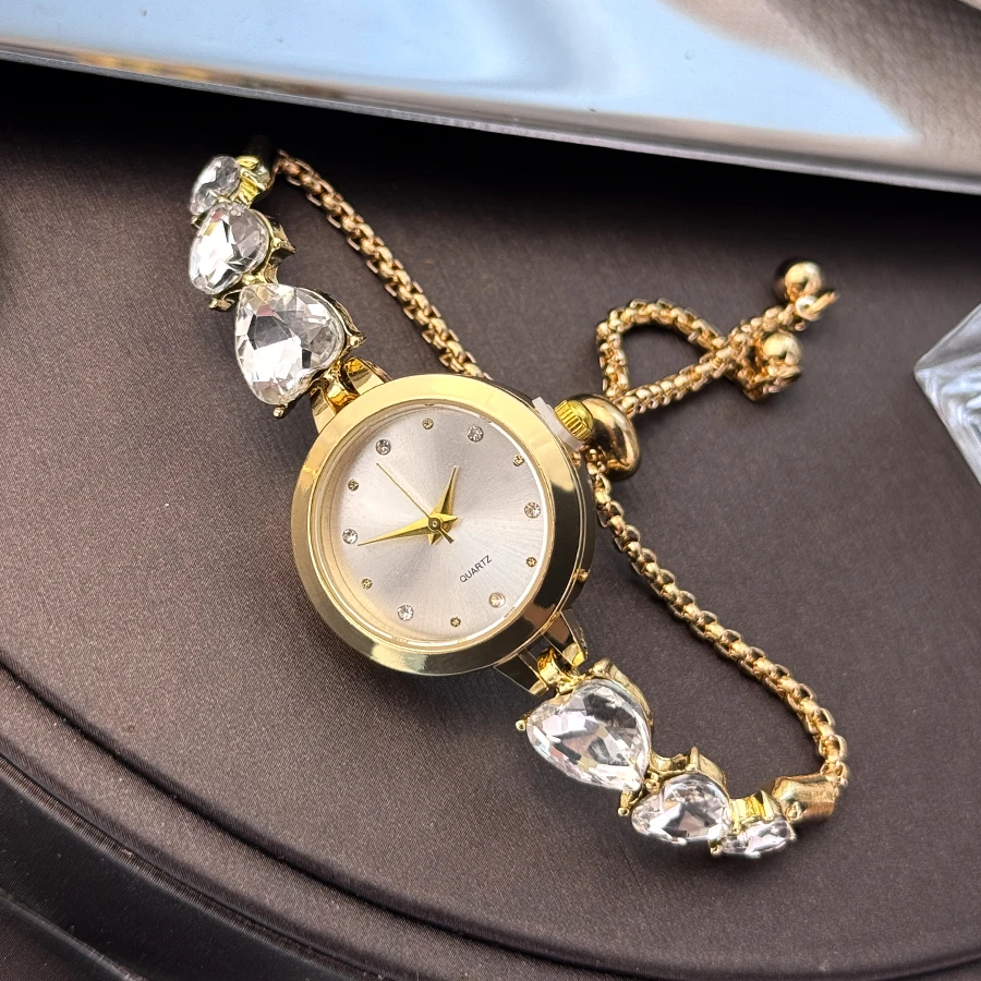 

Ladies' quartz watch with three heart-shaped diamond-encrusted bracelet round alloy case and mixed scale simple light luxury