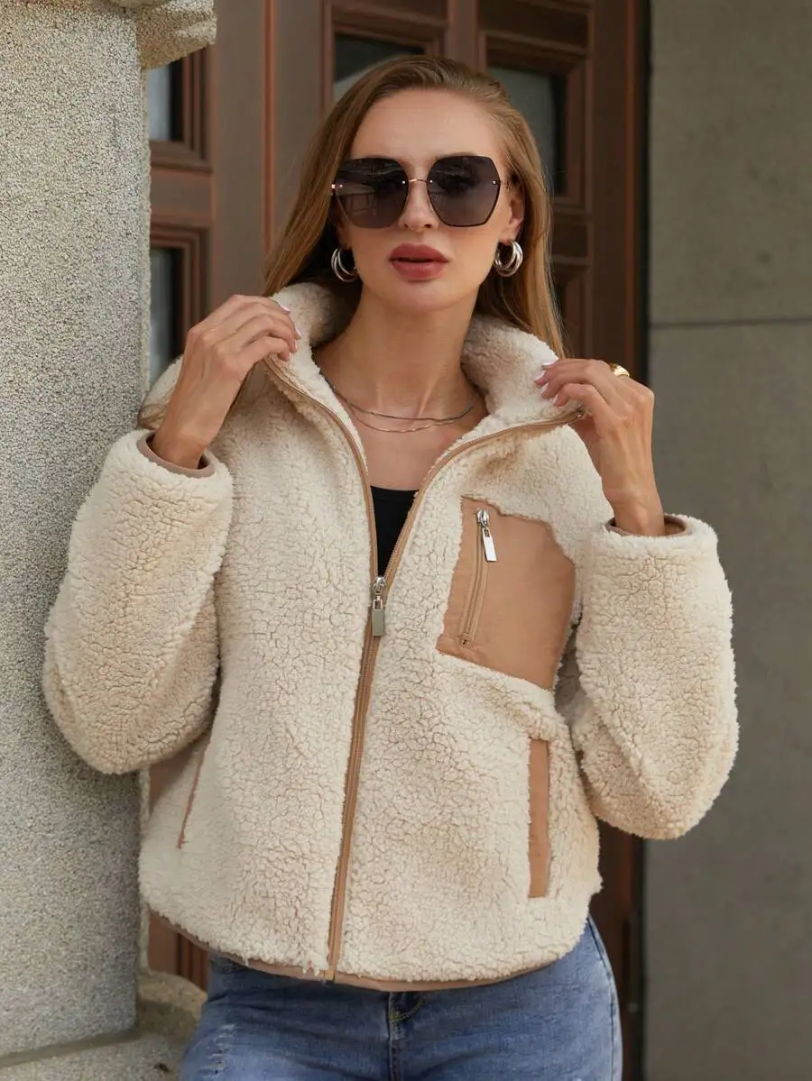 

Женская куртка на молнии из искусственного меха с контрастными вставками для повседневной носки осенью и зимой