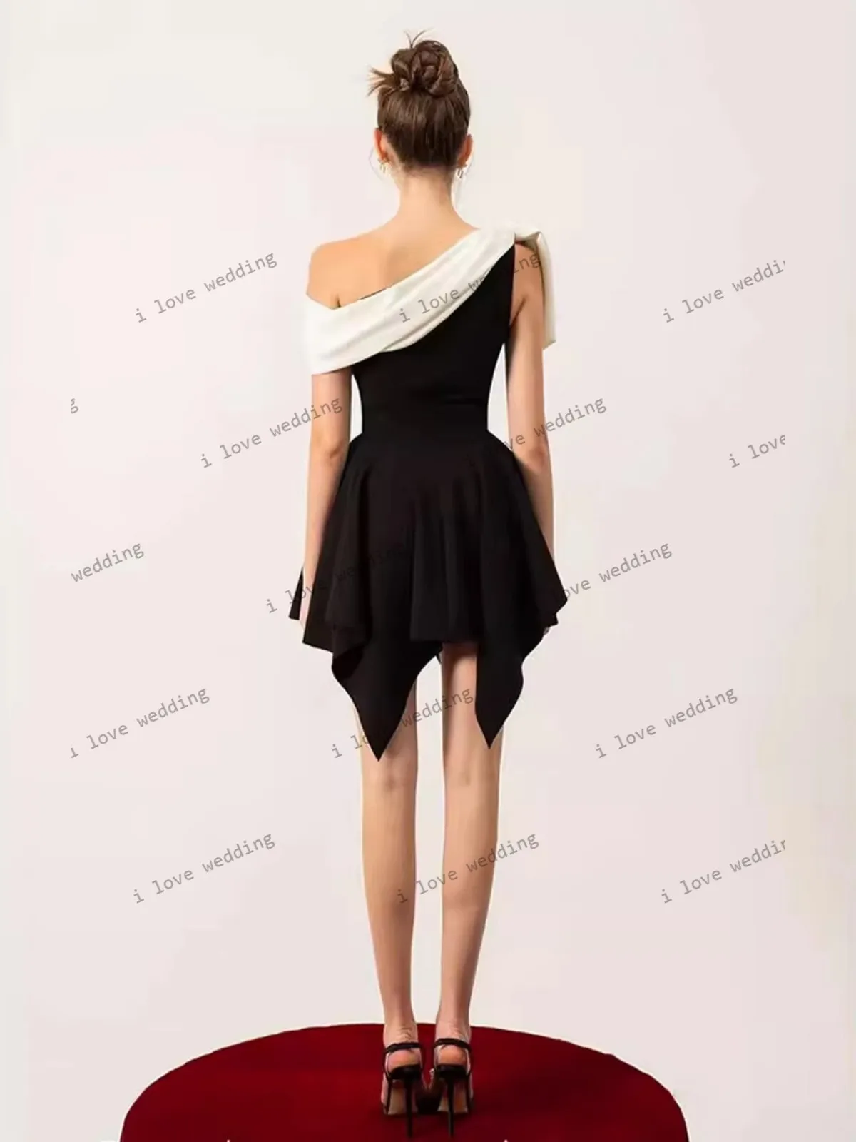 فستان أسود قصير بكتف واحد لحفلات العودة للوطن 2025 على شكل حرف a أنيق للنساء فستان الحفلات طول قصير بفيونكة مكشكشة فساتين رسمية مخصصة