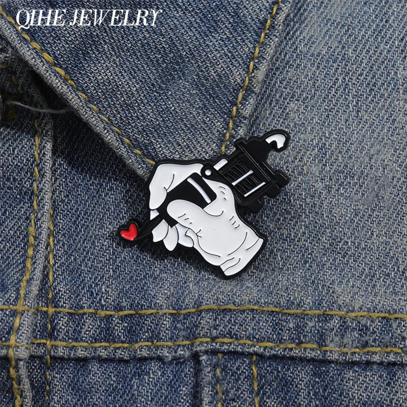 Creative Tattoo Gun Machine Red Heart Brooch Enamel Pin Custom Funny Decorative Brooches Lapel Jacket Badges Jewelry Accessories