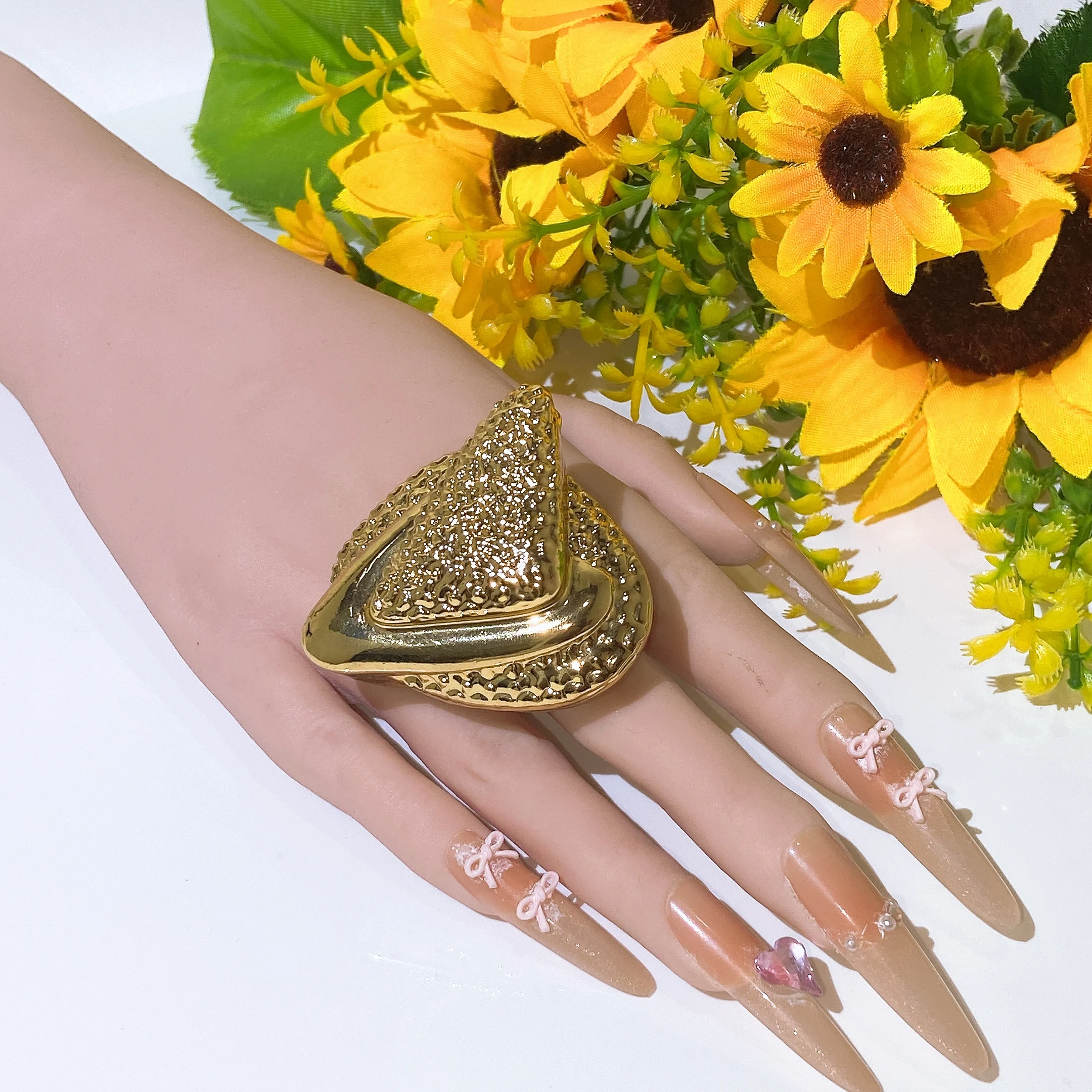 Oversized Chunky Gold Metal Open Ring Retro Abstract Sculpture Finger Ring Gothic Punk Statement Jewelry for Women Party Cosplay