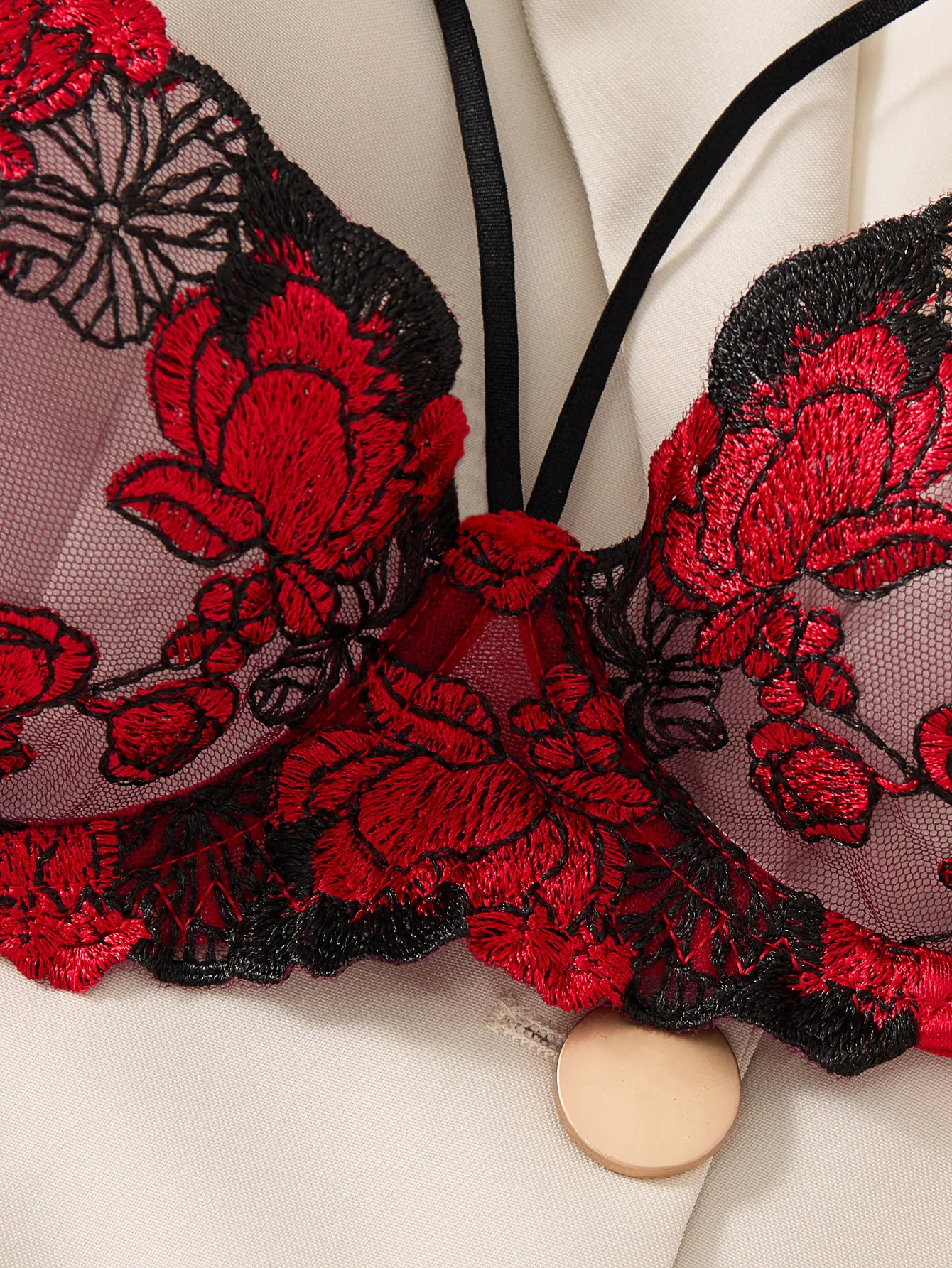 Um conjunto de lingerie vermelha sexy, incluindo sutiã e calcinha com padrões de margaridas, bem como um estilo doméstico confortável ZA825127