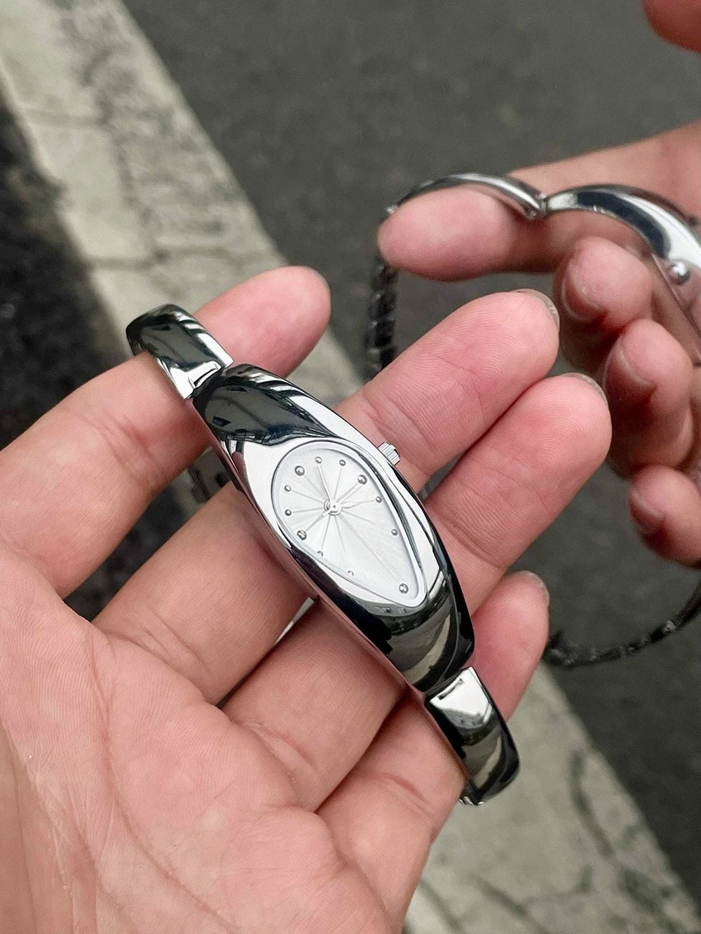 Water Drop Bracelet Watch Millennium Ins Wind Niche Special-shaped Simple Non-mechanical Medieval Men's Watch 2025 New