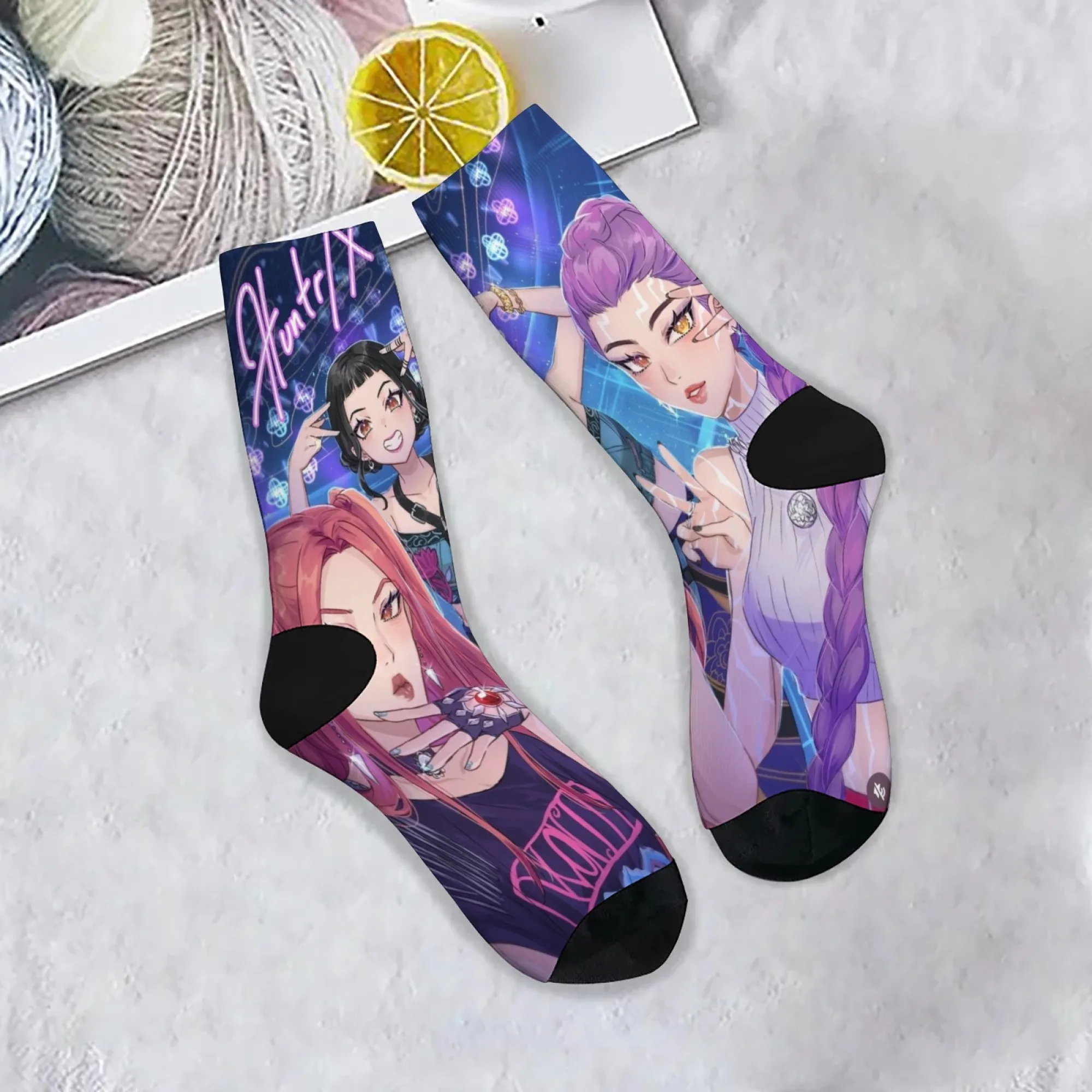 Cartoon K-POP Evil Hunters Girl Crew Socken Fashion Girl Group Musterdruck Koreanische Pop Idol Theme Crew Socken für Musikfestival
