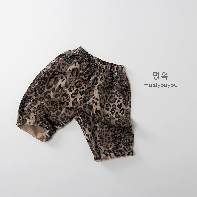 

2025 детские леопардовые штаны для мальчиков, корейские осенние повседневные брюки для маленьких мальчиков, свободные прямые штаны с эластичной резинкой на талии для маленьких мальчиков