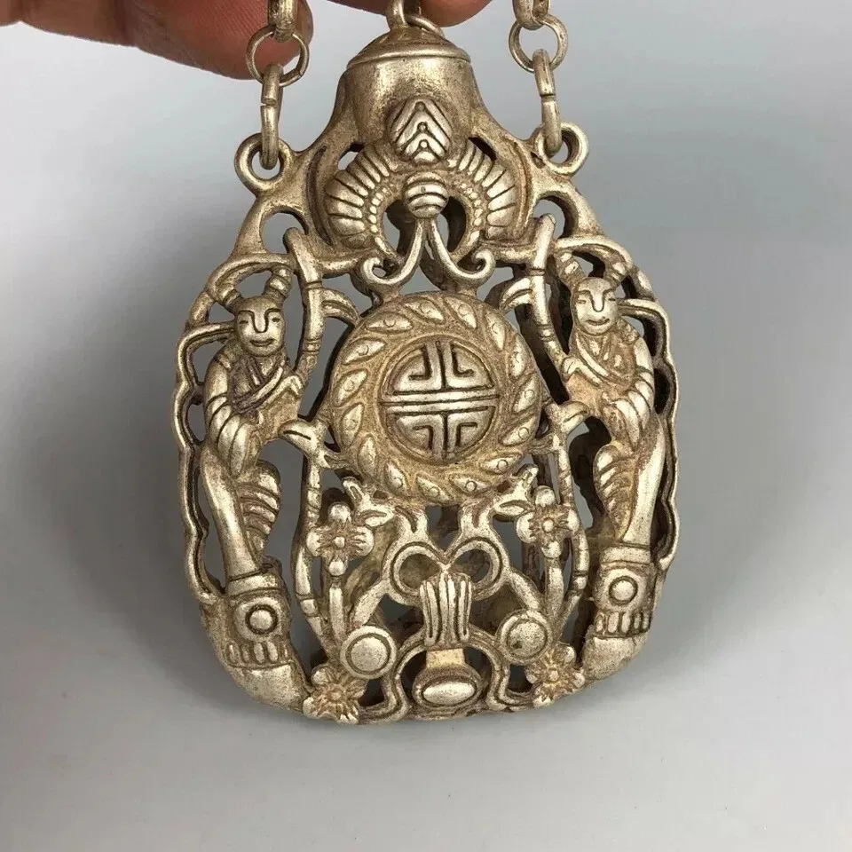 Chinese Old Tibet Silver Handcarved Flowers Spice Box snuff snuff bottle