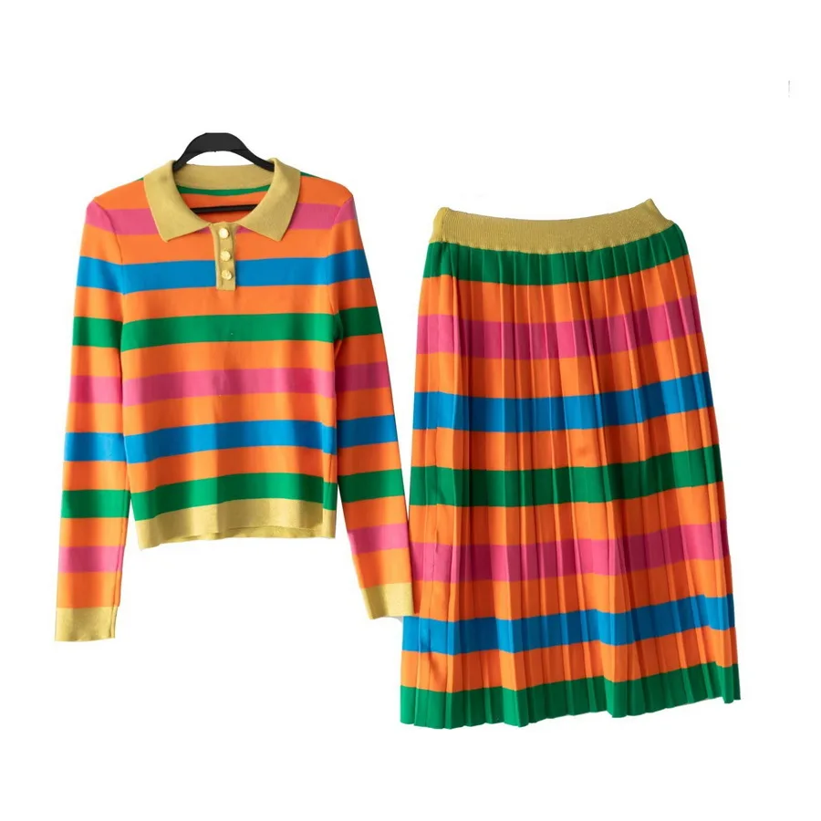 Neue Damenbekleidung für den Winter 2025, langärmeliger gestreifter Pullover, Faltenrock, modischer Strickanzug
