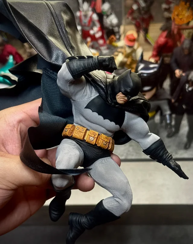 متوفر في المخزون الفوضى الفوضى No002 1/12 Darknight Vigilante باتمان فارس الظلام يعود سوبرمان أنيمي عمل أرقام اللعب نموذج هدية #5