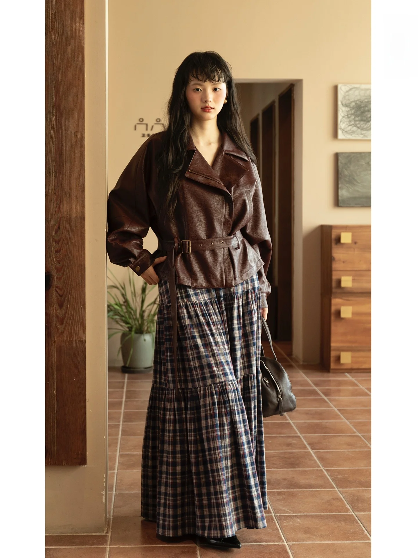 Jaqueta Feminina de Couro Vermelho Vinho BUD com Cinto e Gola Grande – Nova Coleção Outono – Elegante e Moderna