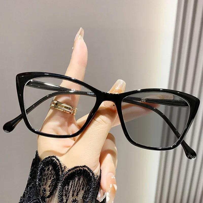 2025 Women Cat Eye Near Sight Eyeglasses Trendy Color Changing Myopia Eyeglasses Finished Prescription Photochromic Sunglasses