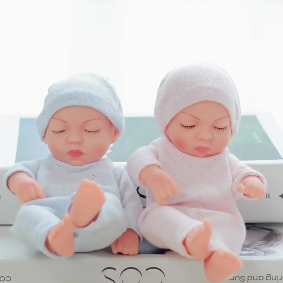 7 Zoll 18 cm realistische Mini-Puppenkleidung, kleine Vinyl-Anziehkleidung für wiedergeborene Puppen