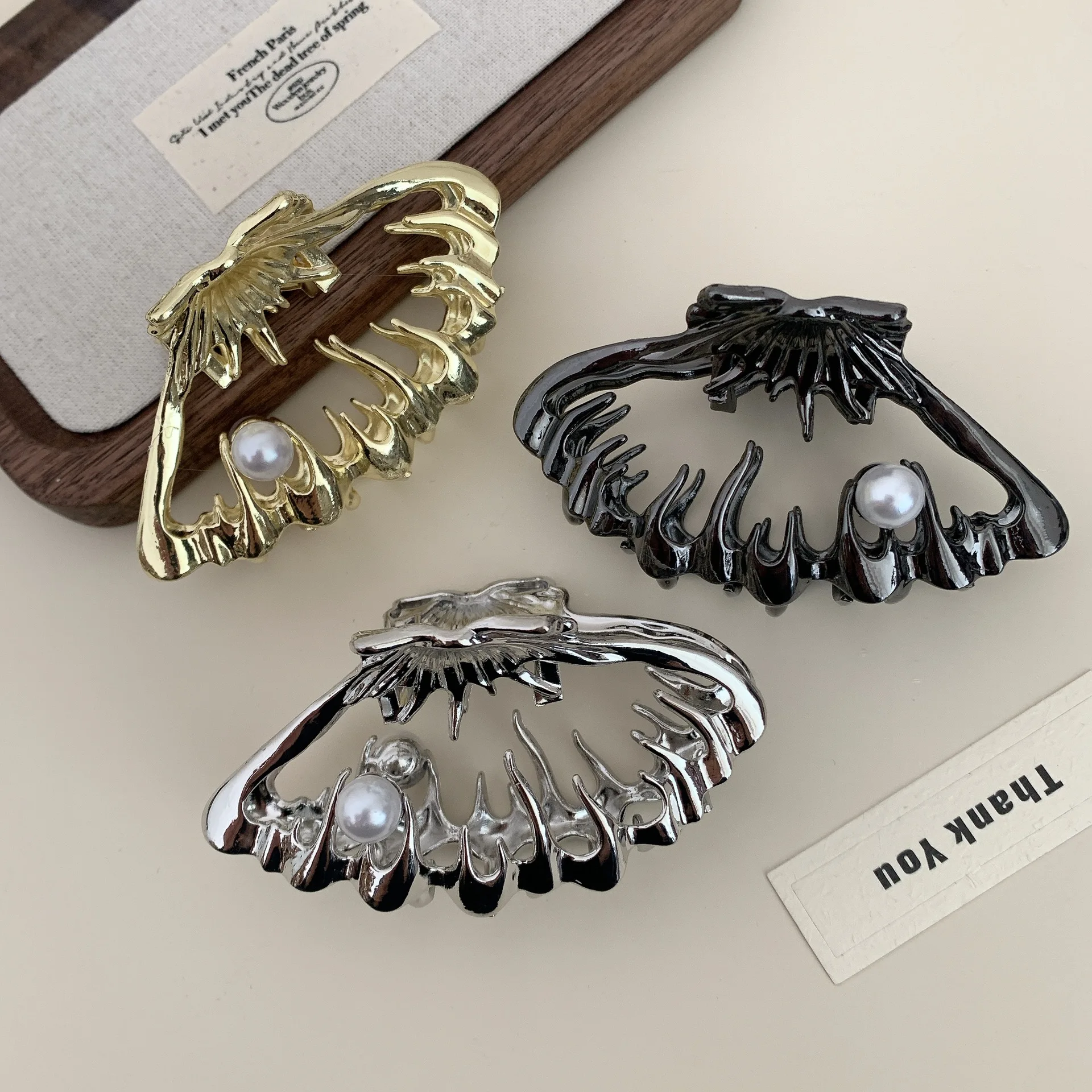 Nowa plaża Alloy Pearl Shell Hair Claw Marine Life Spinki do włosów Shark Catch Clip dla kobiet Dziewczyny Nakrycia głowy Letnie akcesoria do włosów