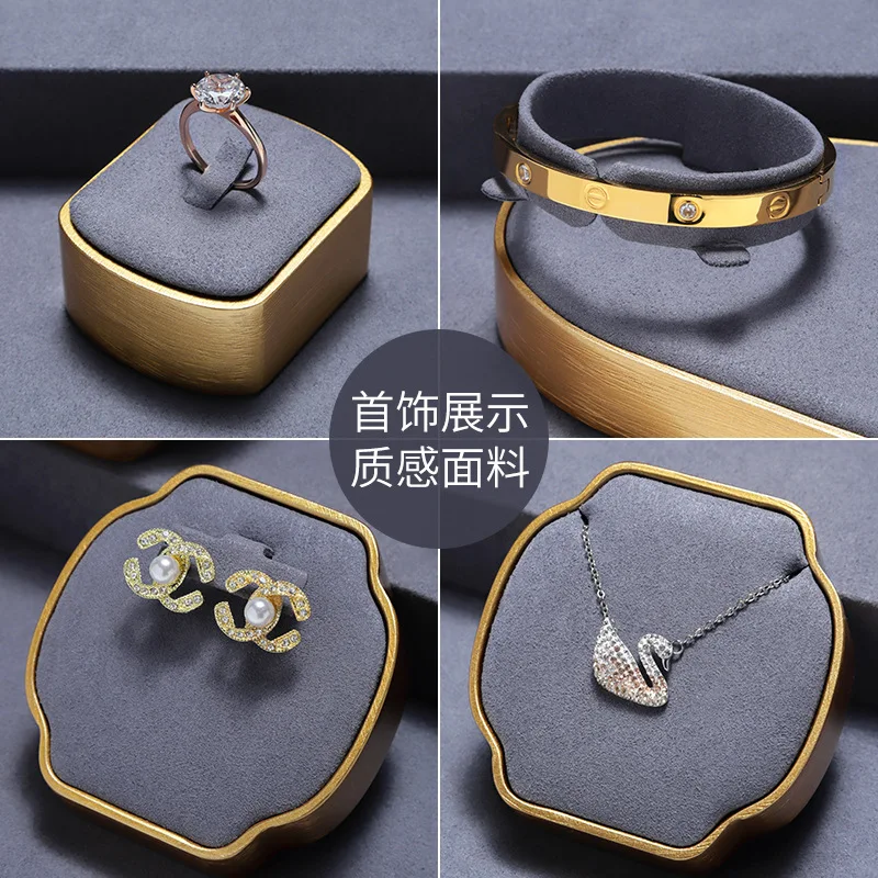 

Серая замшевая ткань, ступенчатый реквизит для демонстрации ювелирных изделий, кольцо с живой окном, ожерелье, серьги, стеллаж для хранения ювелирных изделий