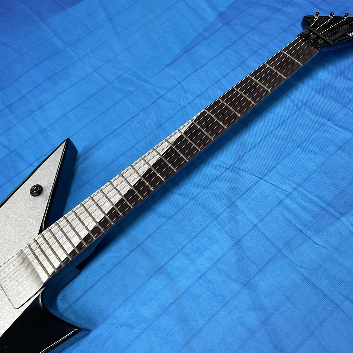 6-string electric guitar, mahogany body with silver and black contrasting veneer guitars, Beginner's electric guitarra view 5