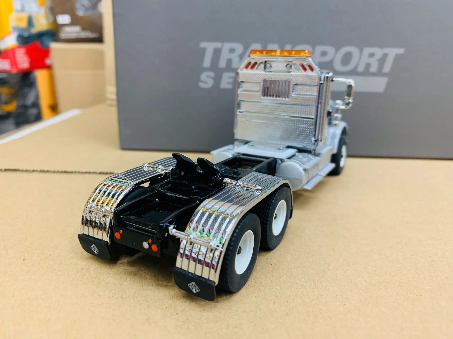 INTERNATIONAL HX520 DAY CAB TANDEM TRACTOR GREY 1:50 DIECAST MASTERS 71005 NEW