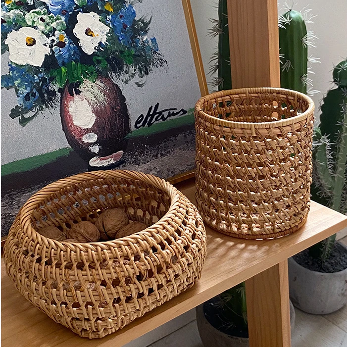 

Handmade Woven Cylindrical Storage Rattan Hollow Cylindrical Shape Minimalist Style Fruit Basket