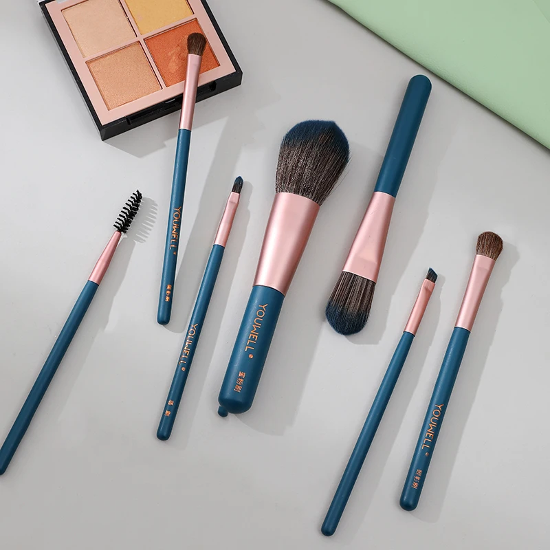 Stylish Makeup Brush Set With Pouch. Soft Bristles, Full Coverage. Elevate Your Beauty Routine!
