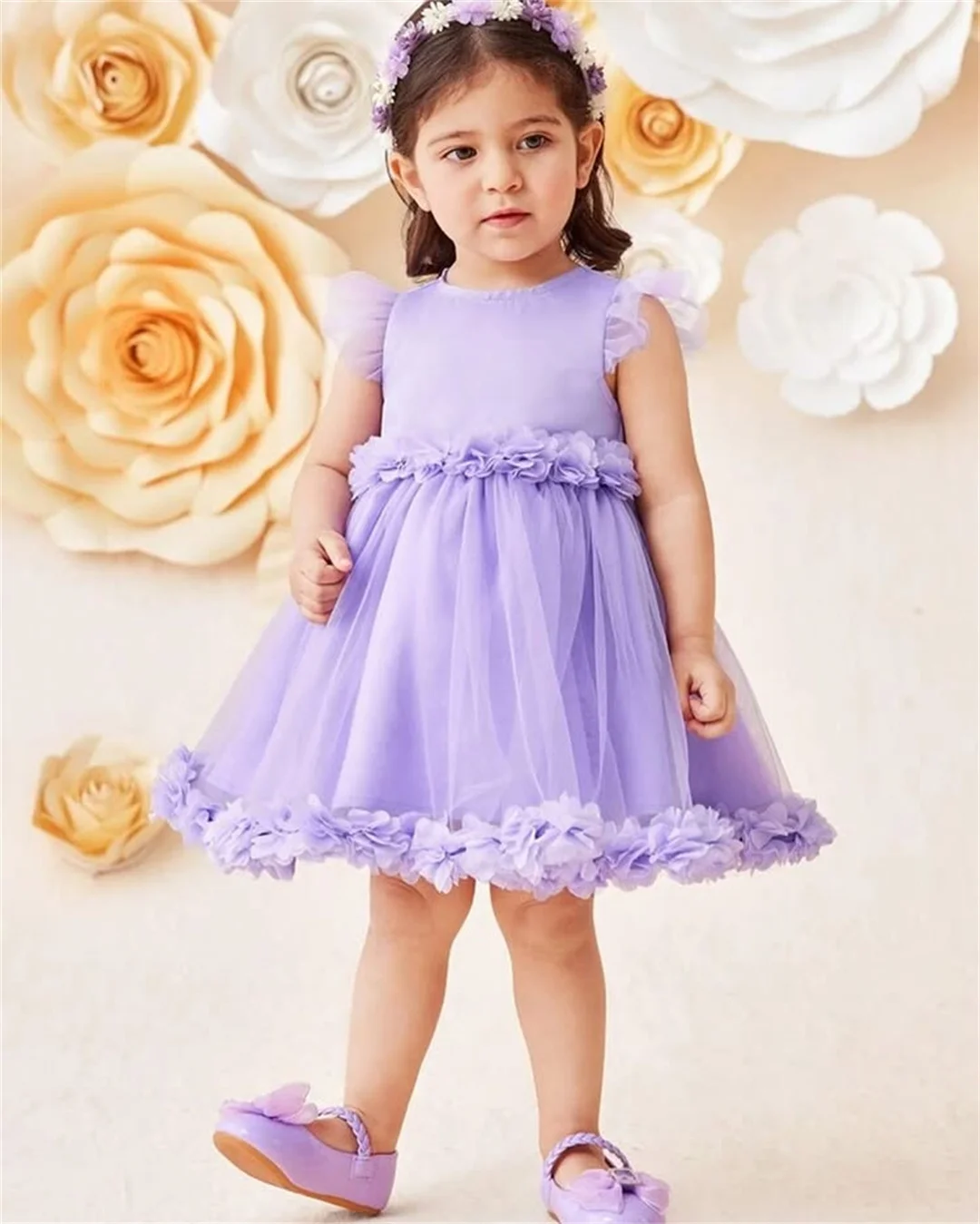 ライラックチュールミニAラインフラワーガールドレス、素敵な花柄、Oネック、プリーツ、フライングスリーブ、バックボウ、キッズイブニングガウン、ウェディング用