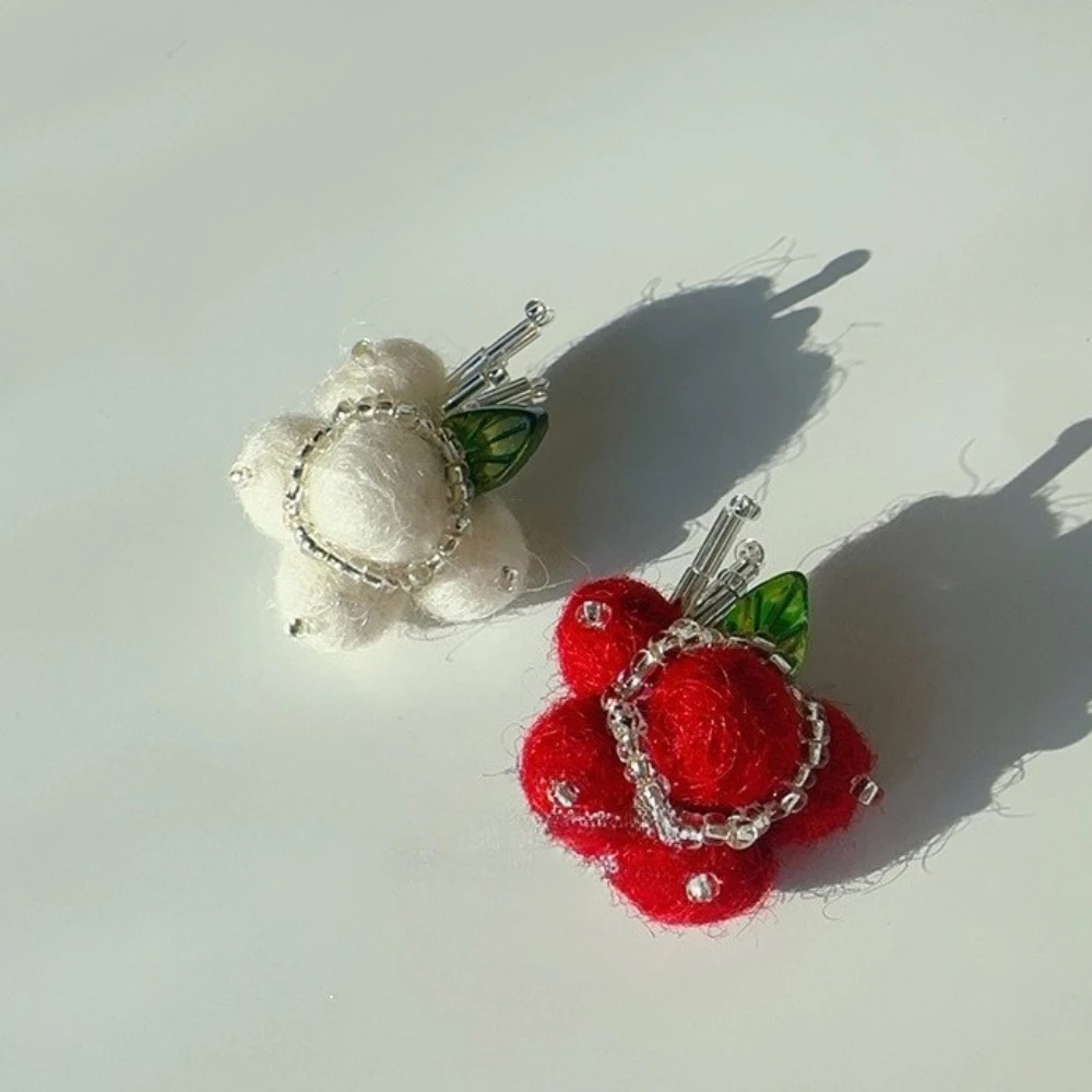 Little Red Flower Mountain Tea Flower Brooch for Women - Simple and Elegant French-style Sweater Brooch