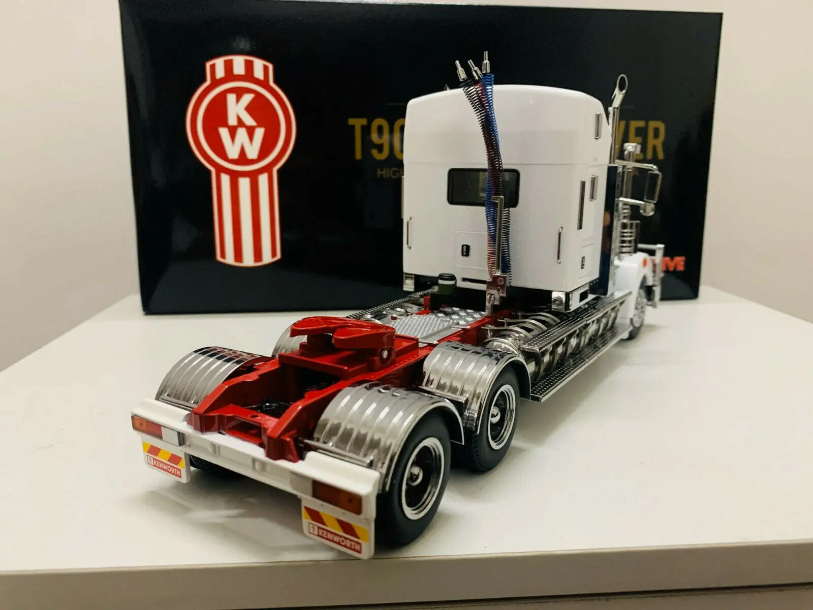 Exclusive T909 Prime Mover Australian Truck 1/32 Scale Die-Cast Model Tractor