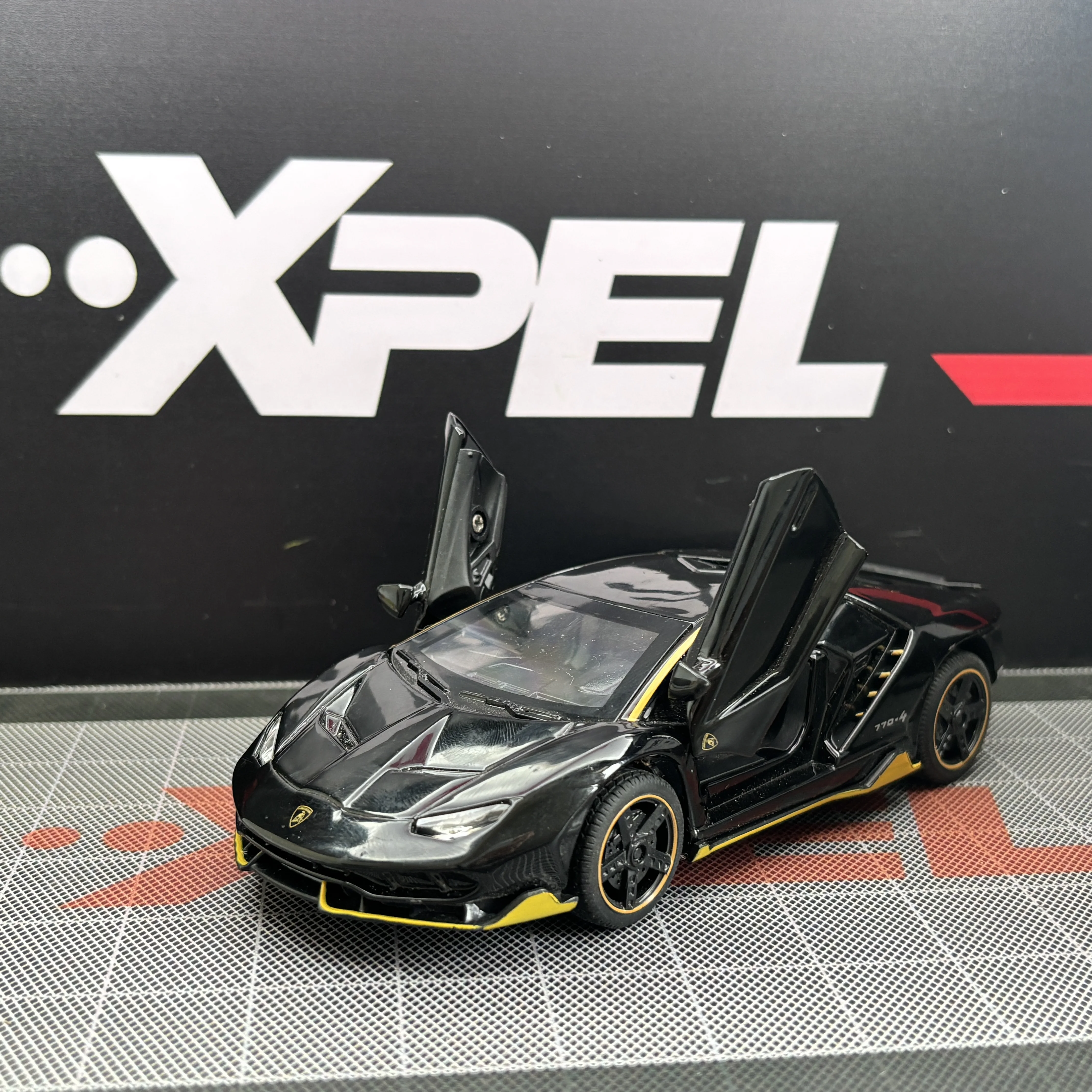 1:32 Lamborghini LP770 750 coche deportivo de aleación modelo Diecasts y vehículos de juguete sonido luz Super Racing elevación cola coche de juguete