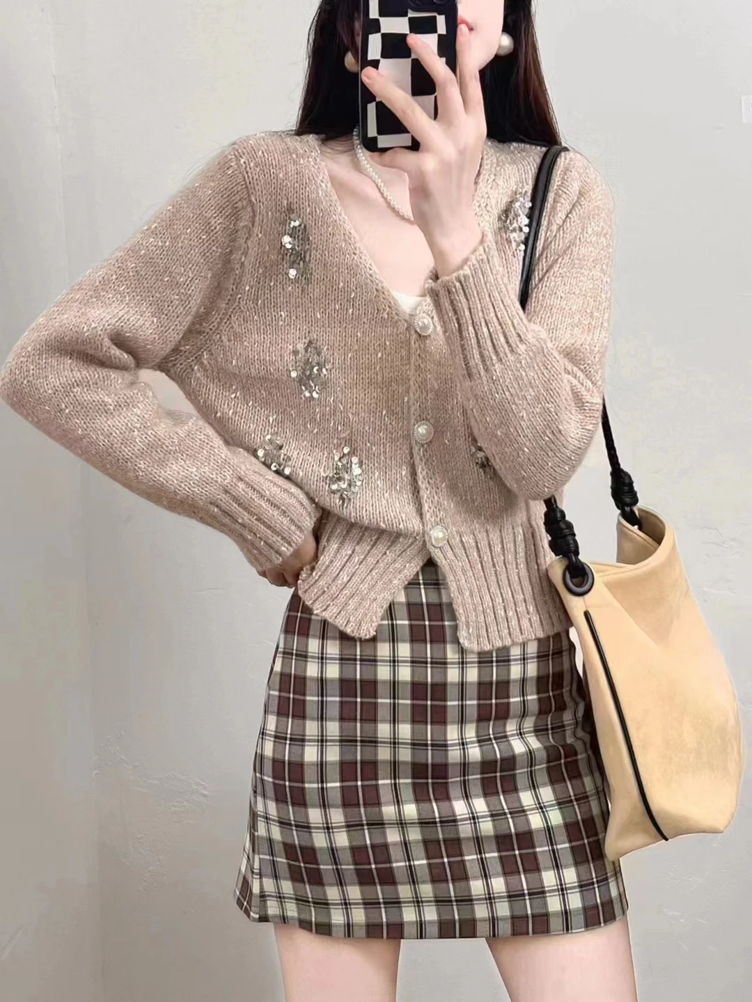 V-neck sequined jacket sweater for autumn and winter, new for petite women, lazy and sparkling, paired with a knitted cardigan