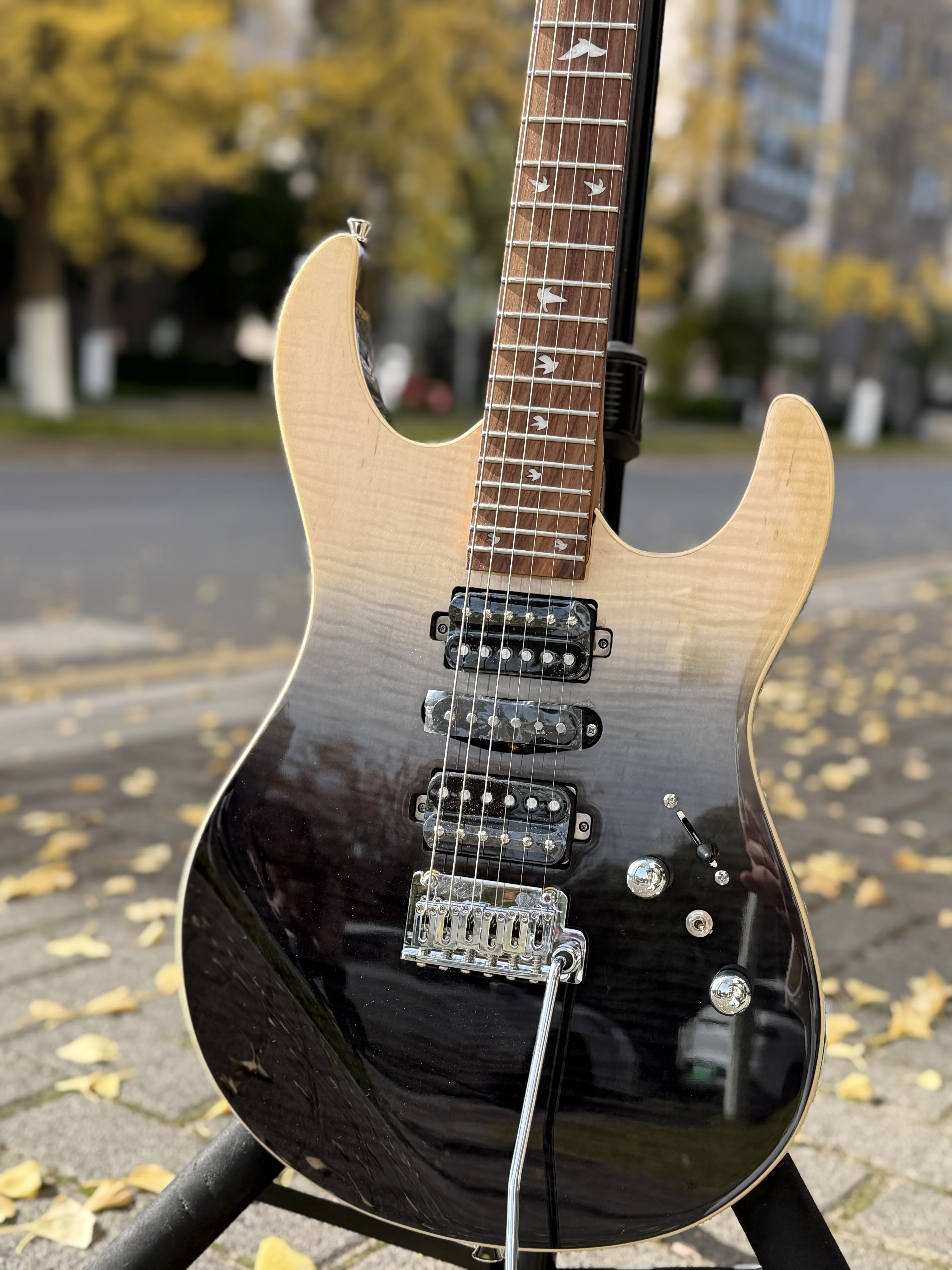 Electric Solo Guitar High Quality Cheap 6 Strings Blue And Red 24 Frets Customize Electric Guitar