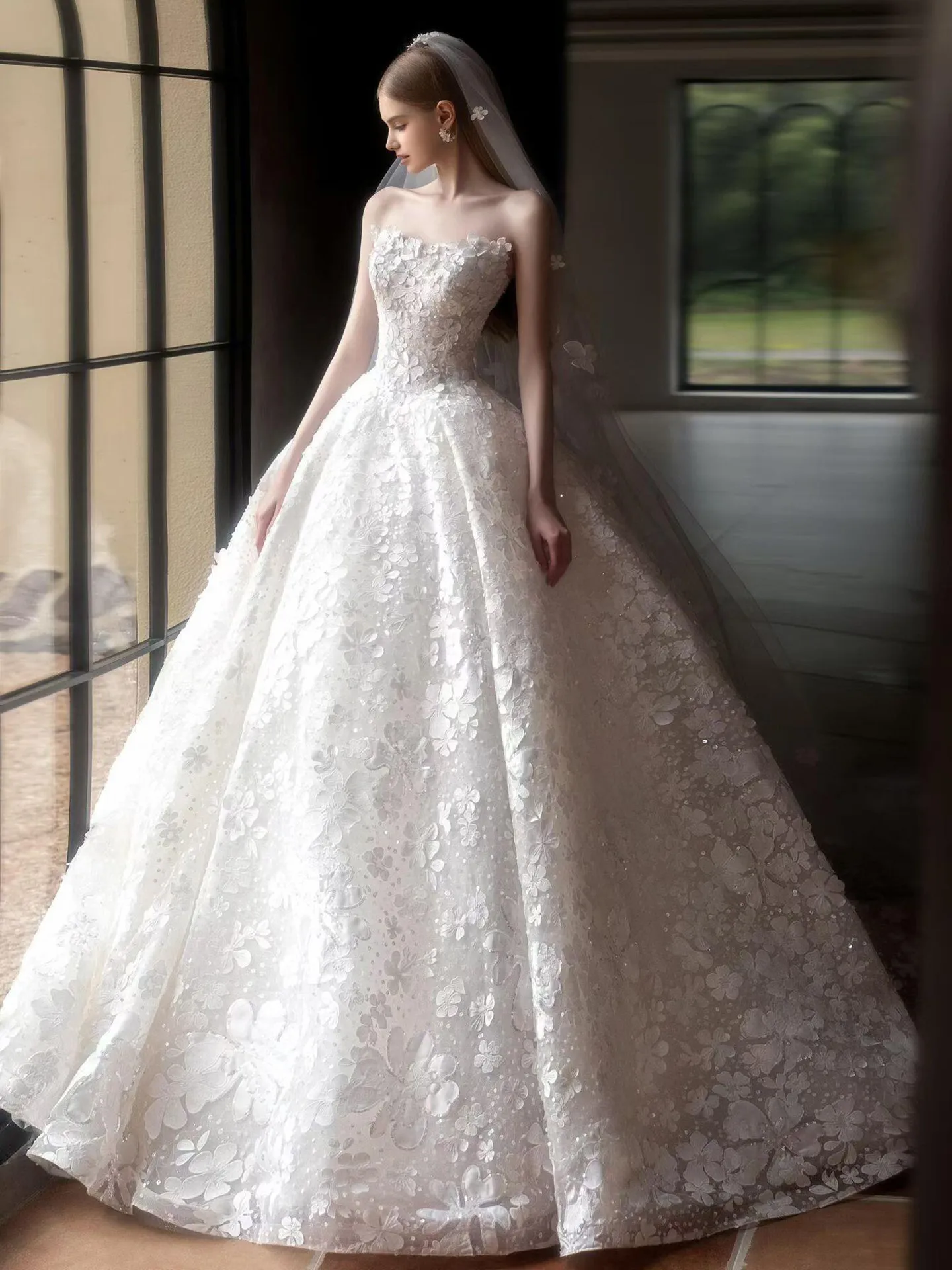 Strapless Wedding Dresses Lucury Flowers Wedding Party Dress High-end Ball Gown With Brush Train Customized Bridal Dress 2026