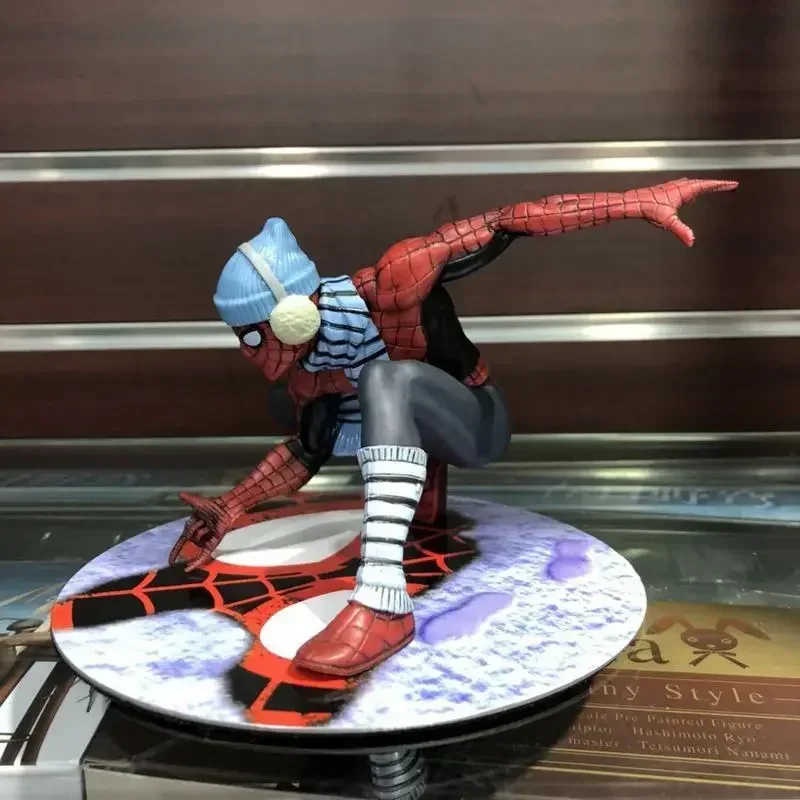 Figuras de acción móviles de la Liga de vengar de Marvel, modelo de escritorio, regalo de adornos de juguete, Hombre Araña, ropa de invierno, Peter Parker