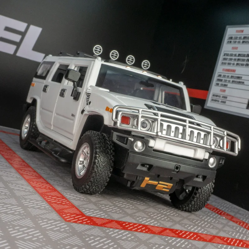 

1:24 модель внедорожника из сплава Hummer H2, обратная связь звука и света, игрушечная машинка для мальчиков, большой джип, подарок на день рождения