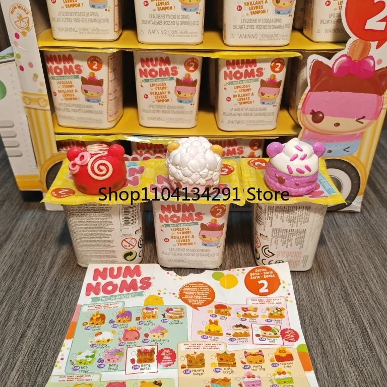 الأصلي MGA Num Noms رائحة لذيذة جدا المعطرة سلسلة 2 حزم غامضة ملمع الشفاه أو ختم Kawaii مفاجأة لعب للفتيات هدية