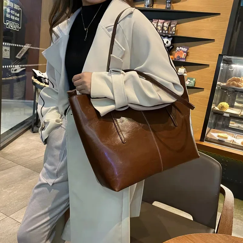 Bolso de mano de cuero genuino para mujer, bolsa de hombro versátil Retro de gran capacidad, estilo occidental, exquisito, tendencia de moda, 2024