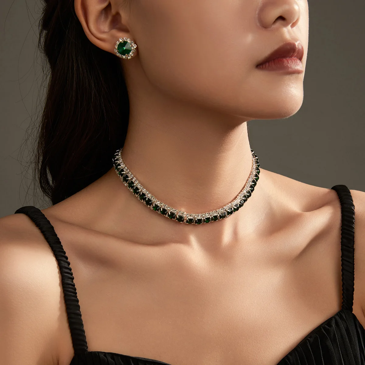 Hochwertiges, elegantes Strass-Schmuckset: Glänzende Halskette und Ohrringe, zweiteiliges Set, modische Smaragd-Halskette und Ohrringe.