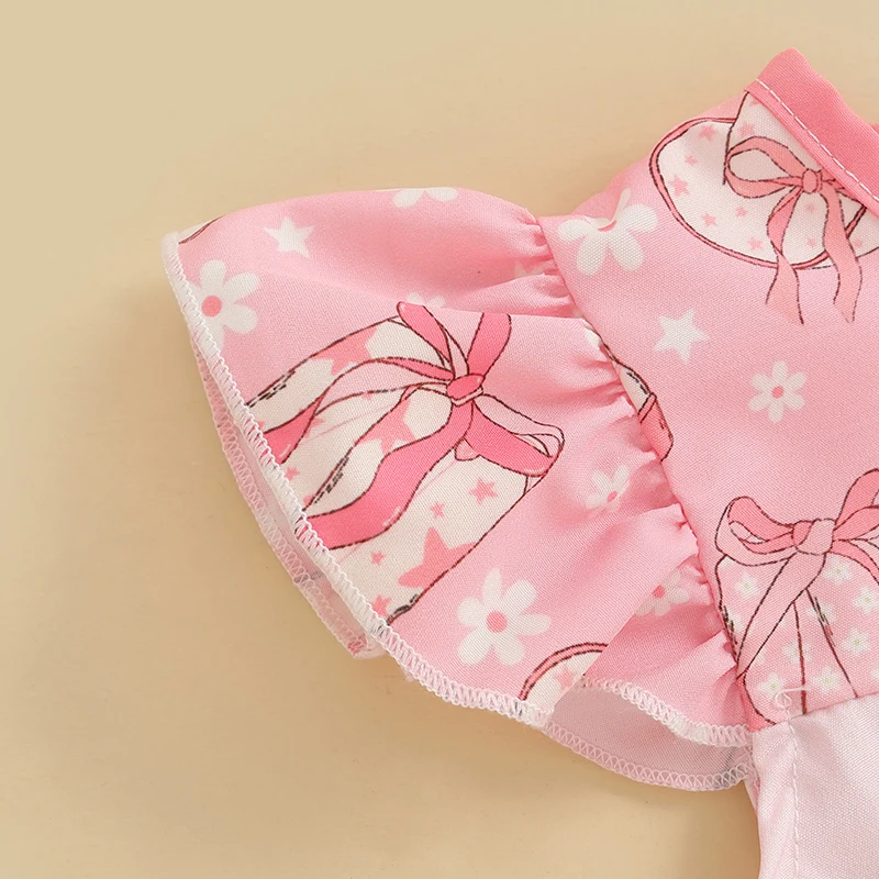 Uroczy kombinezon dla dziewczynki z rękawami z falbanami, uroczym dekoltem w szpic i stylowym nadrukiem w buty - idealny na letnie stroje