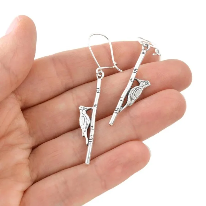 

Attractive Silver Color Earrings for Women Vintage Metal Geometry Woodpecker Animal Dangle Earrings for Women Jewelry
