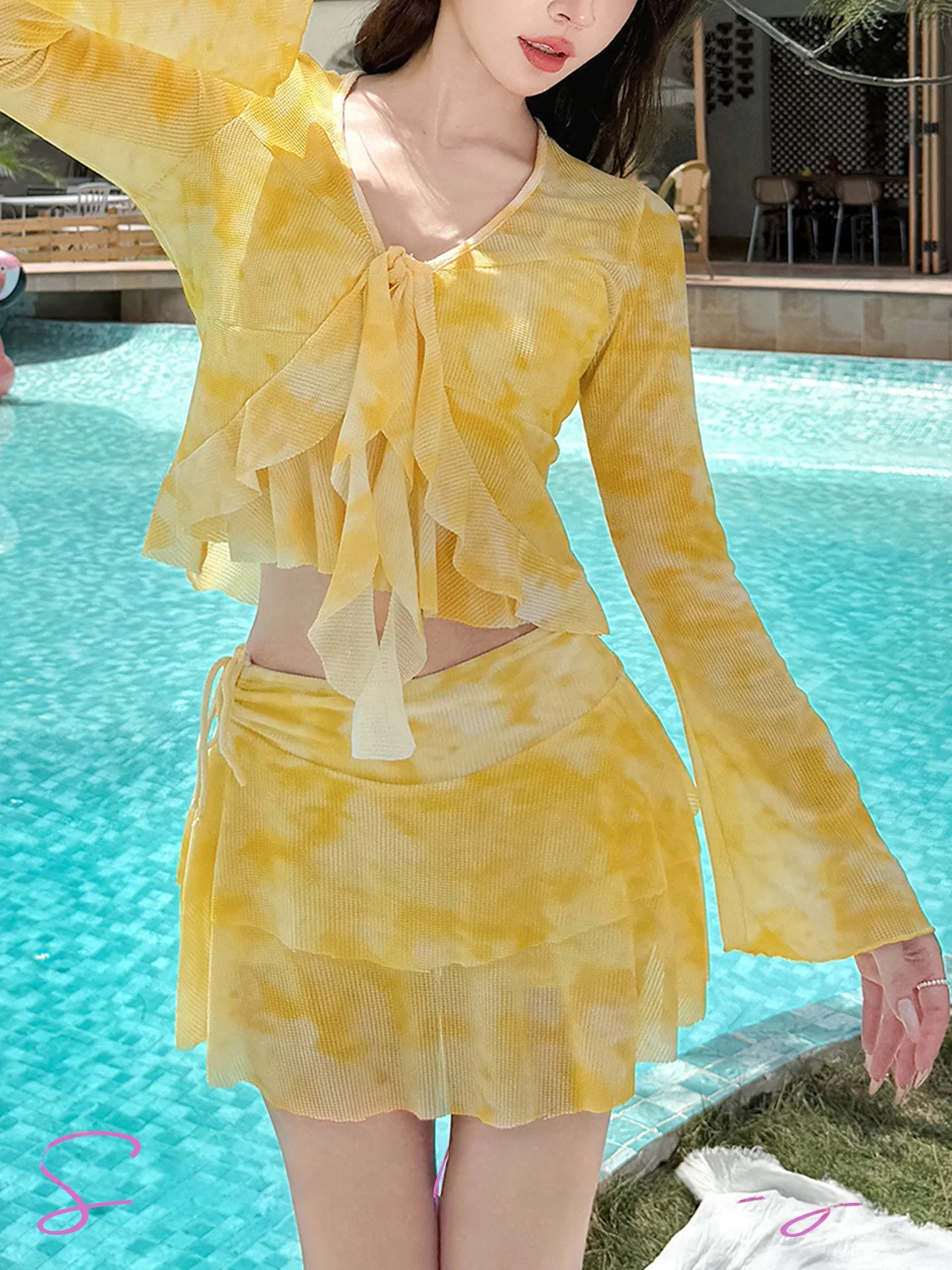 

Комплект из четырех предметов: женский термокупальник больших размеров с длинными рукавами, юбкой и бюстгальтером на косточках, консервативный дизайн