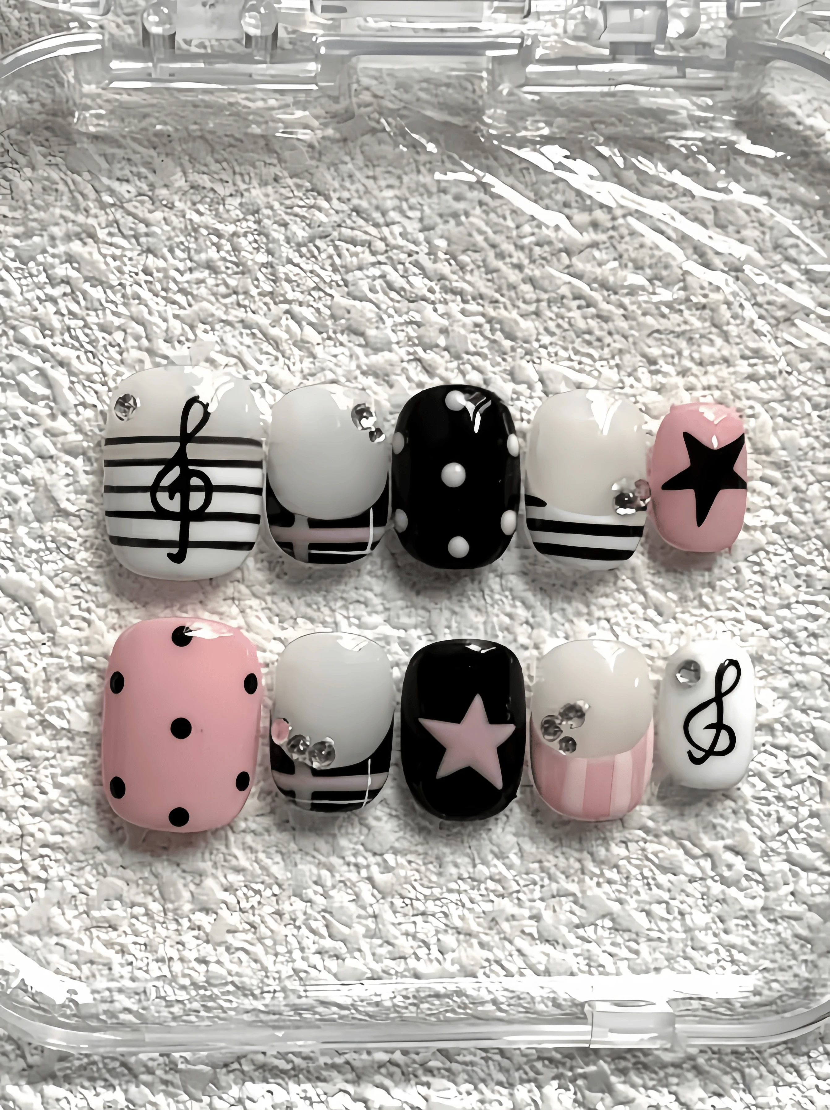 10 faux ongles faits à la main, longueur courte, coloris noir et rose, style rétro punk millennial, adaptés aux femmes et aux filles, pour les festivals de musique, les tenues de subculture, les sorties tendance et comme cadeau, comprenant 1 pièce de colle gel et 1 lime à ongles.