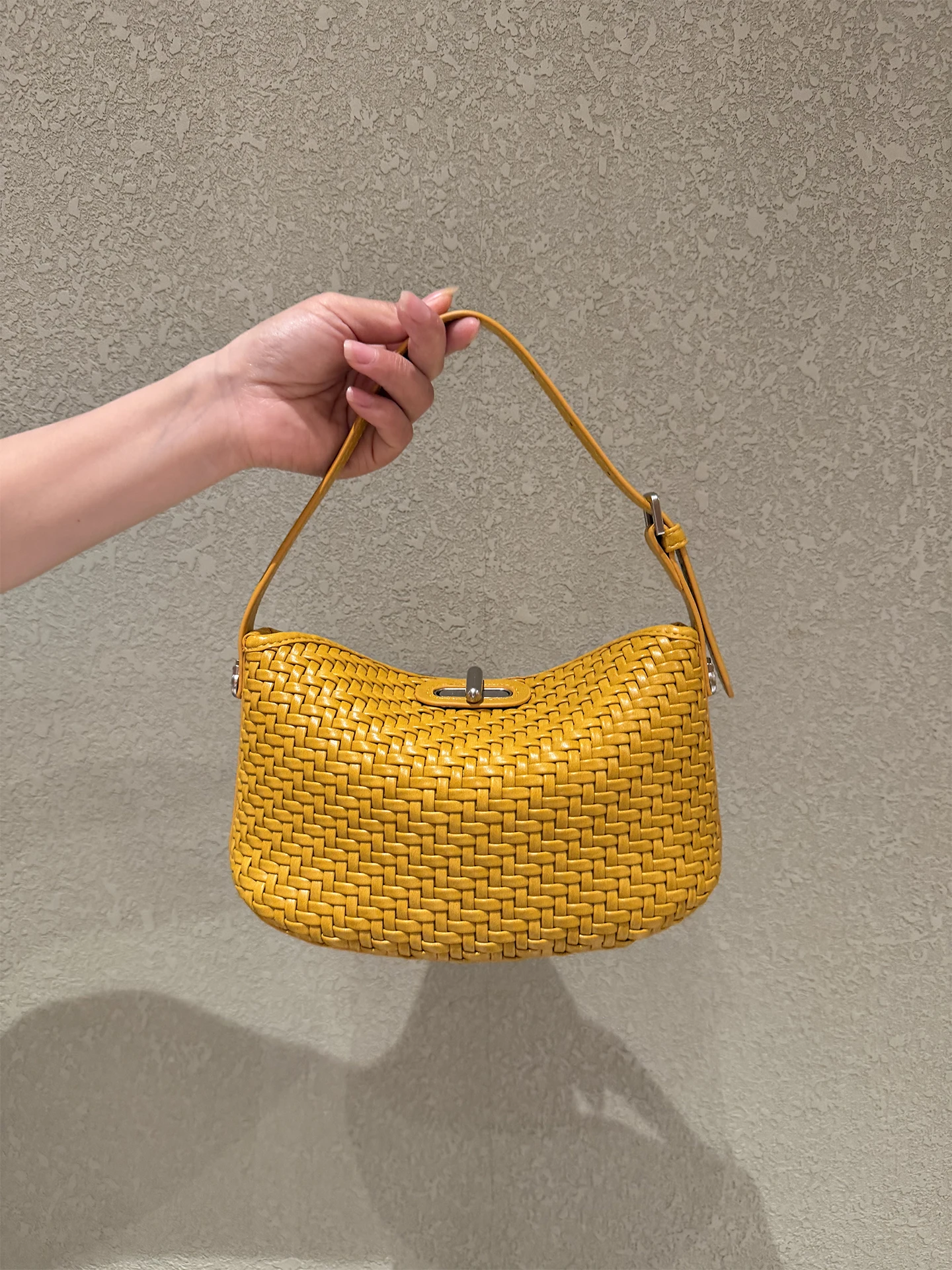 Bolsa de Ombro em Forma de Dumpling Tecida à Mão Selin Weiss para Mulheres, Textura Luxuosa, Design Versátil, Qualidade de Ar...