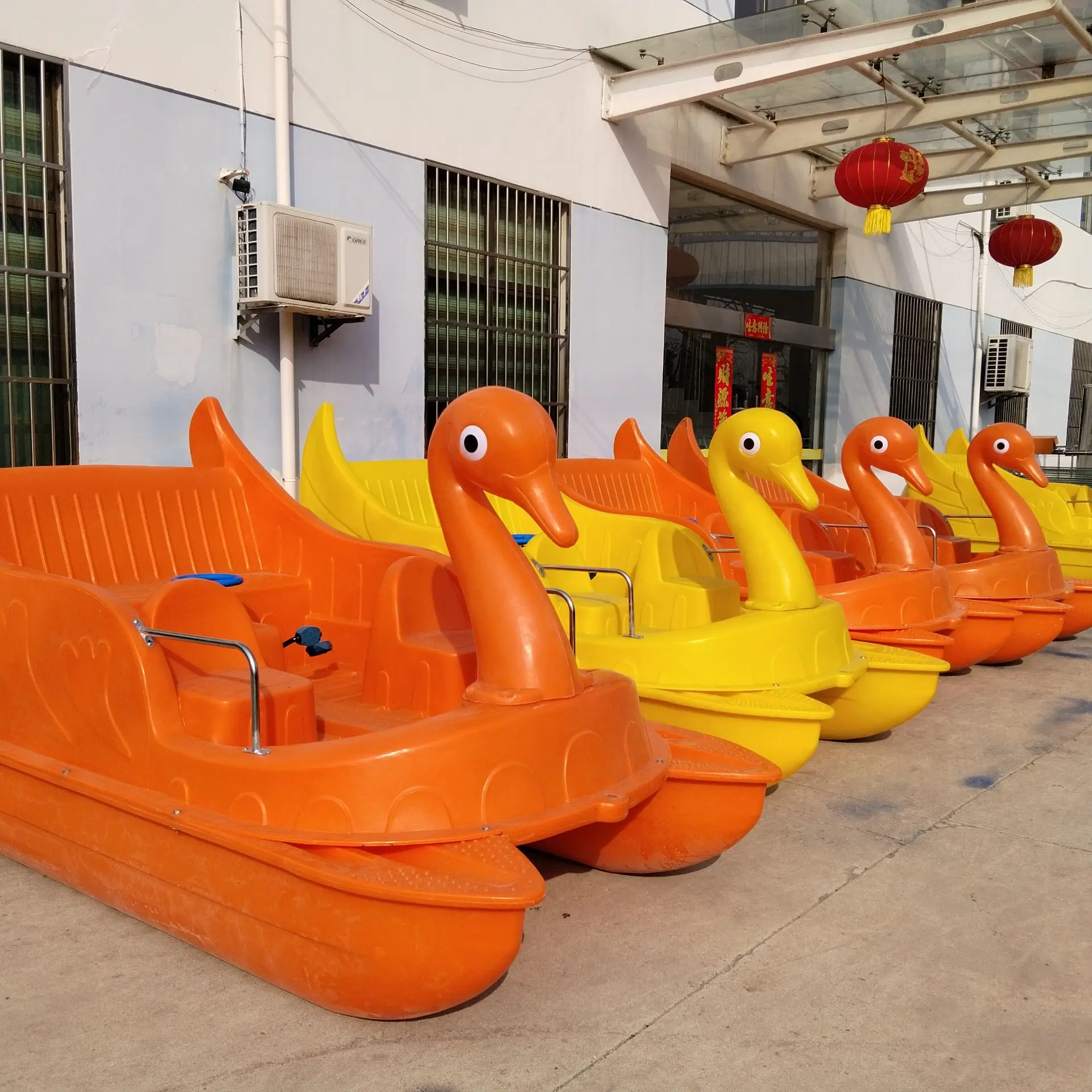 

Customizable Pedal Boat Park Boat Scenic Sightseeing Ride