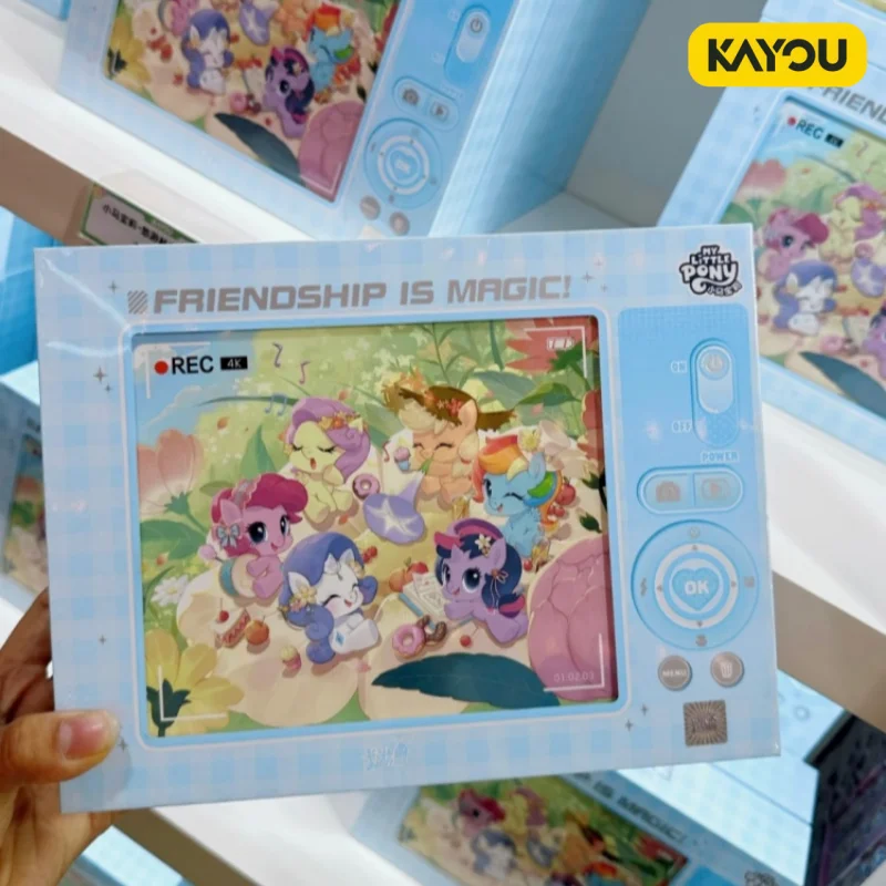 

KAYOU My Little Pony: Дружба — это волшебство. Подарочный набор для кемпинга. Официальные коллекционные карточки, значки, альбом для карточек для коллекционеров.