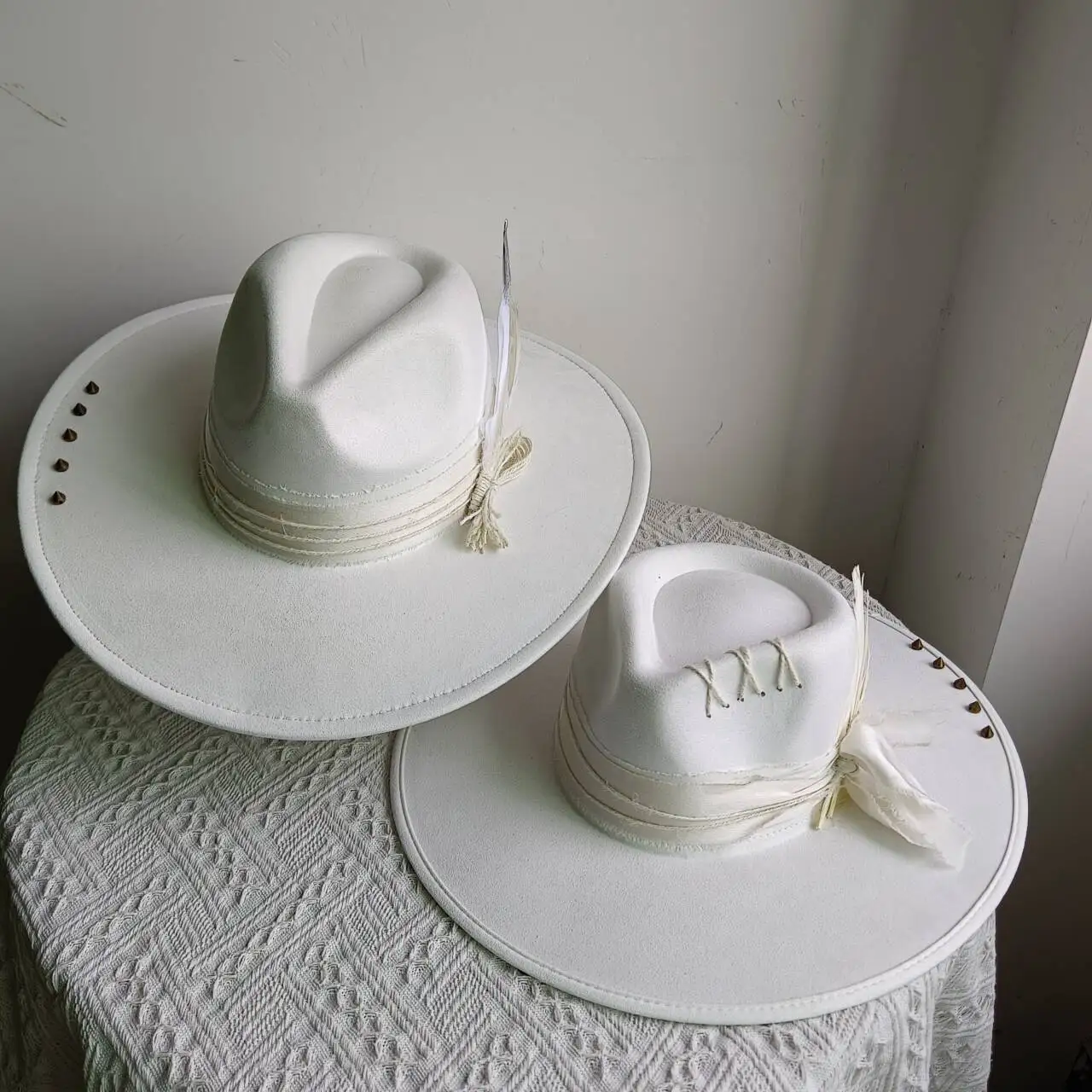 

Suede pure white wide brim jazz hat for men and women hand-sewn rivet decorated fedora cowboy hat panama hat new모자