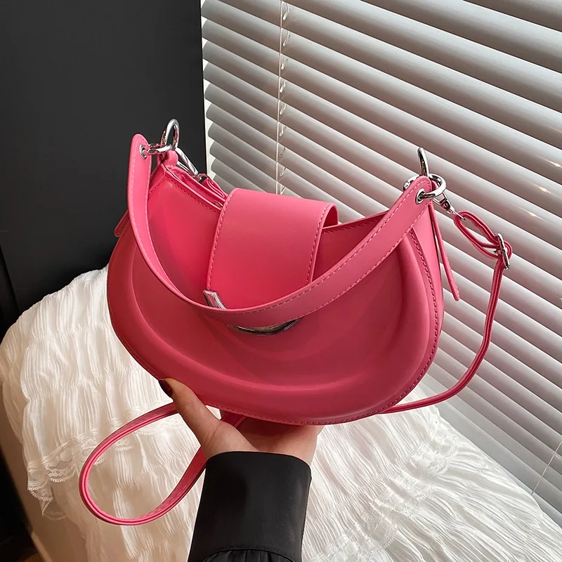 

Сумка в форме полумесяца 2025 года, глянцевая женская сумка через плечо, минималистичная пригородная сумка, сумка для свежего дня и ночи, текстурированная сумка на слинге